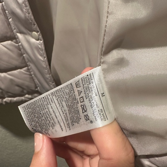 GAP Recycled Lightweight Quilted Puffer Vest Beige Women’s Medium Zip + Snap - Picture 11 of 12